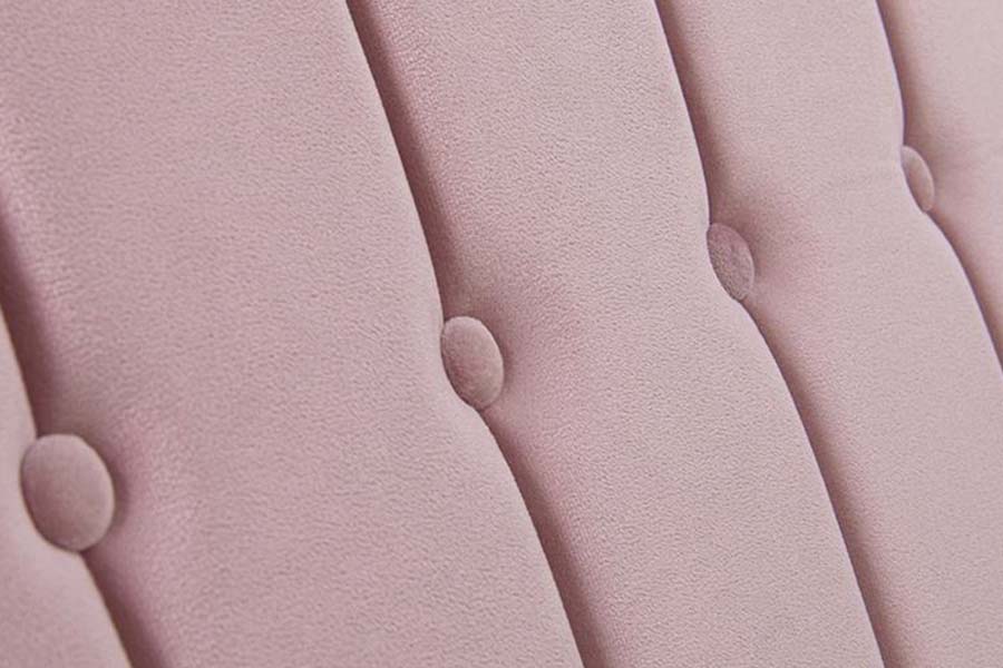 1598 Pink fløjlsstof med træpanelpolstret seng