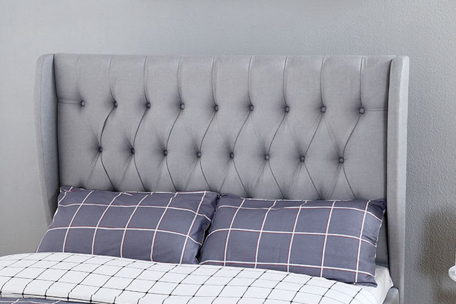 1310G høj sengegavl Wingback gråt stof knap-detalje opbevaringssengestel